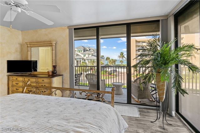 10420 Gulf Shore DR 121, Naples, FL 34108