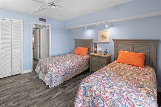 10420 Gulf Shore DR 121, Naples, FL 34108