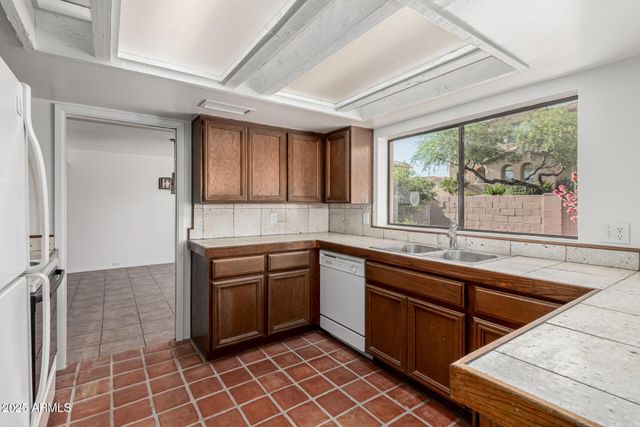 1010 E LOIS Lane, Phoenix, AZ 85020