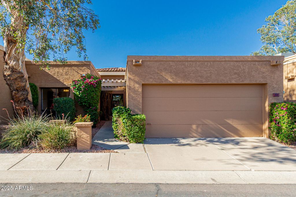 1010 E LOIS Lane, Phoenix, AZ 85020