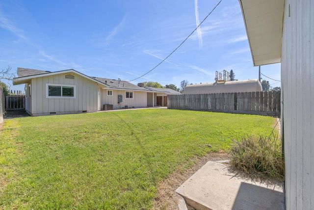5075 N College Avenue, Fresno, CA 93704