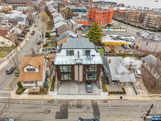 25 Garden Place A, Edgewater, NJ 07020