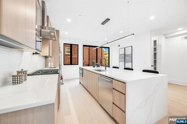 25 Garden Place A, Edgewater, NJ 07020