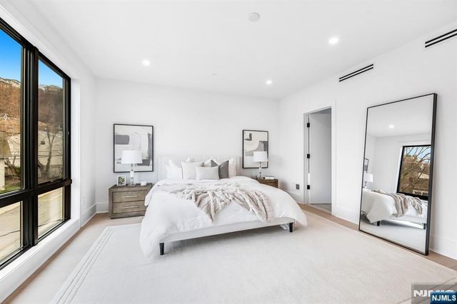 25 Garden Place A, Edgewater, NJ 07020