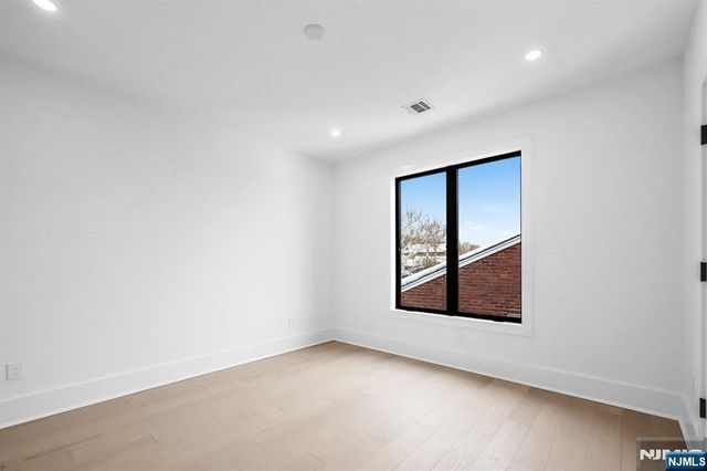 25 Garden Place A, Edgewater, NJ 07020