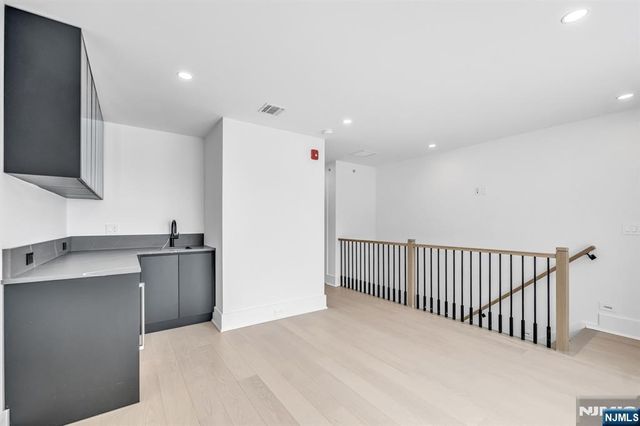 25 Garden Place A, Edgewater, NJ 07020