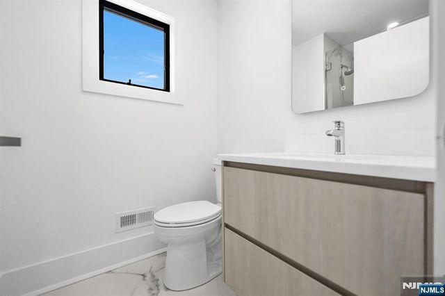 25 Garden Place A, Edgewater, NJ 07020