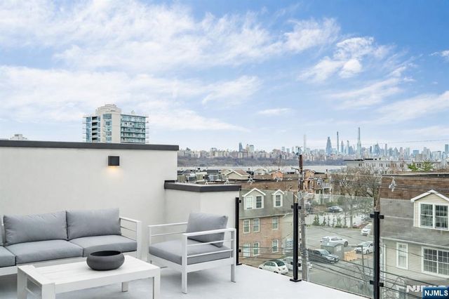 25 Garden Place A, Edgewater, NJ 07020