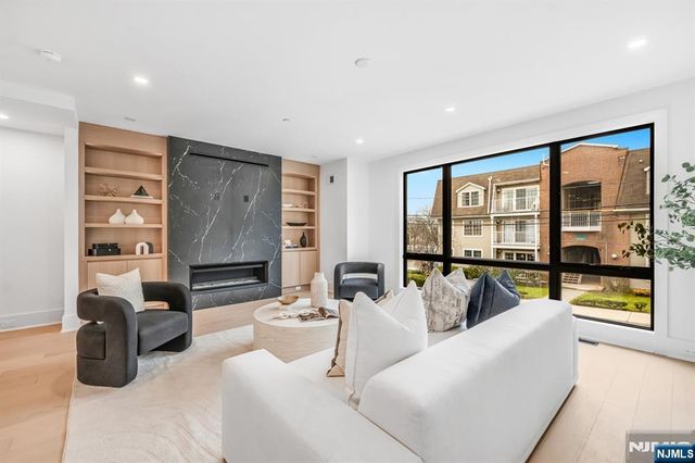 25 Garden Place A, Edgewater, NJ 07020