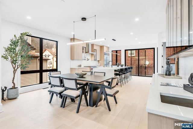 25 Garden Place A, Edgewater, NJ 07020