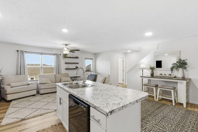 1157 E Price Street, Republic, MO 65738