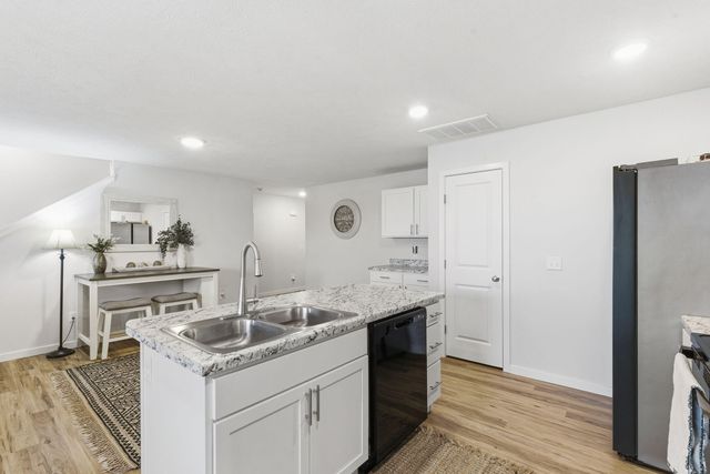 1157 E Price Street, Republic, MO 65738