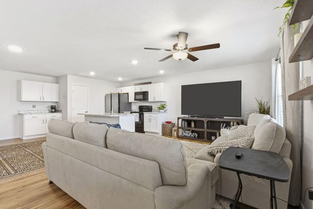 1157 E Price Street, Republic, MO 65738