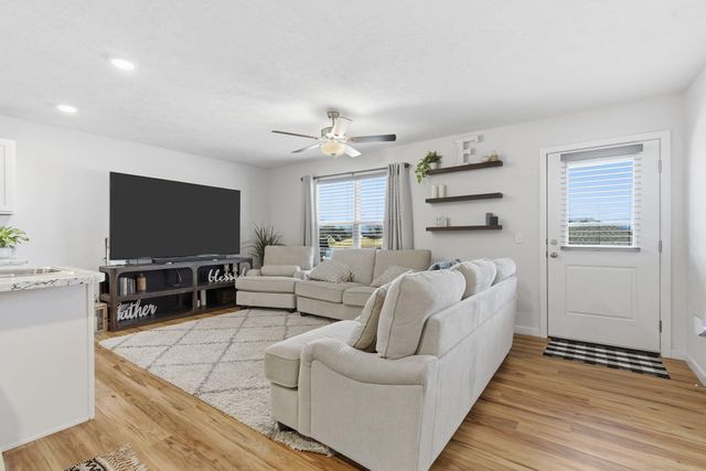 1157 E Price Street, Republic, MO 65738