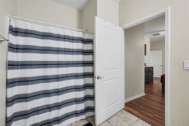 106 N Bayou Drive, Hitchcock, TX 77563