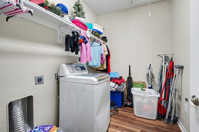 106 N Bayou Drive, Hitchcock, TX 77563