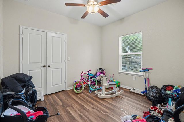 106 N Bayou Drive, Hitchcock, TX 77563