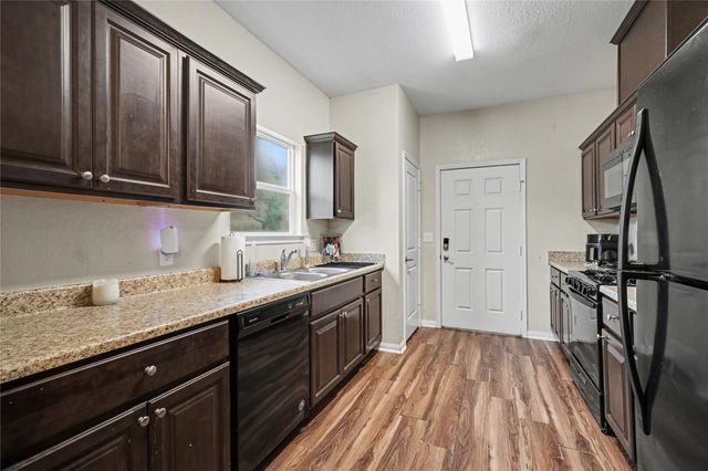 106 N Bayou Drive, Hitchcock, TX 77563