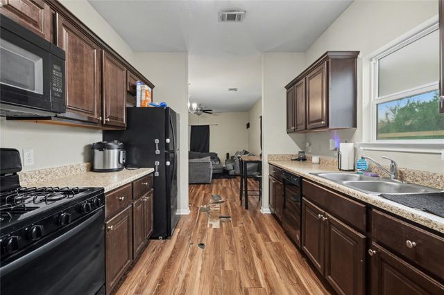 106 N Bayou Drive, Hitchcock, TX 77563