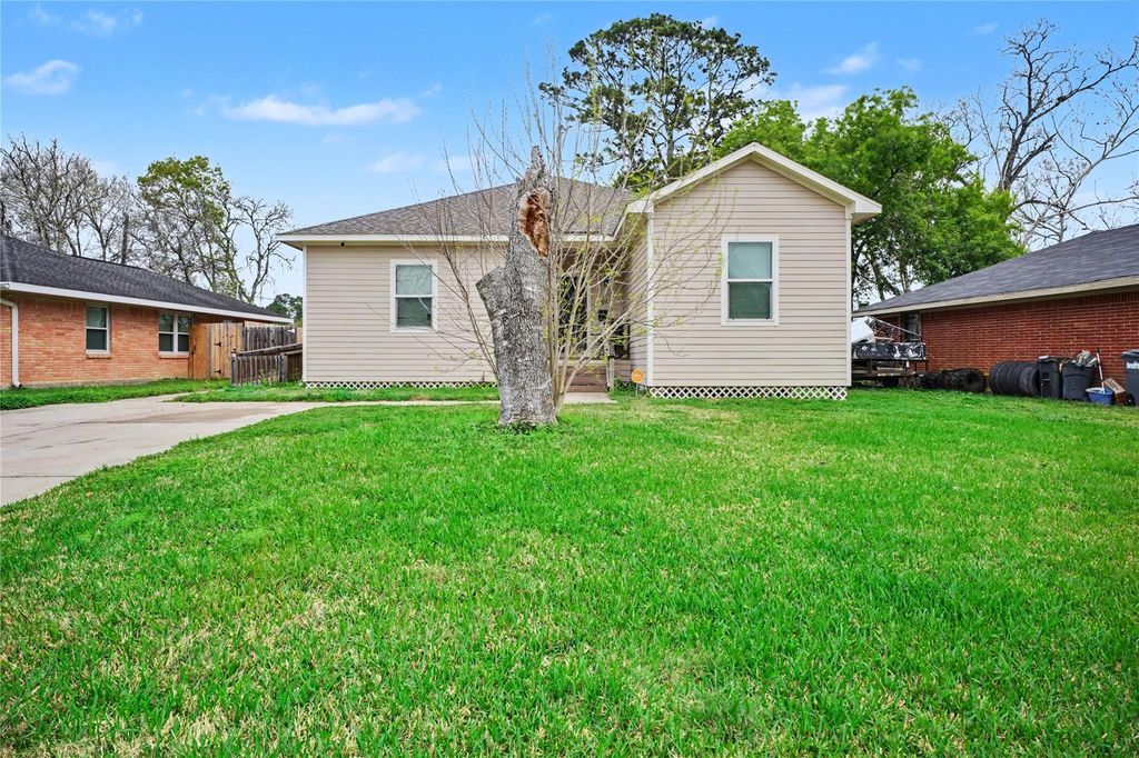 106 N Bayou Drive, Hitchcock, TX 77563