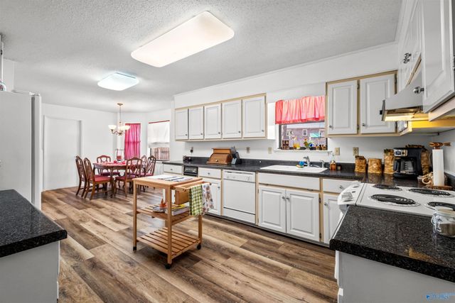 109 Covered Bridge Rd, Rainbow City, AL 35906