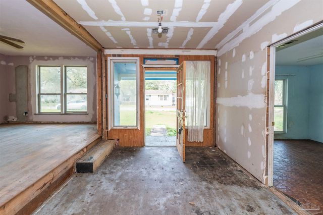 215 Hermey Ave, Pensacola, FL 32507