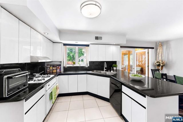 690 Soldier Hill Road, Oradell, NJ 07649