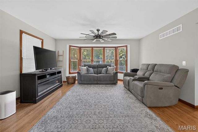 10 Woodleaf Court, St Paul, MO 63366