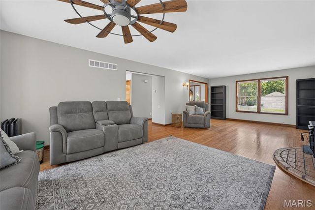 10 Woodleaf Court, St Paul, MO 63366