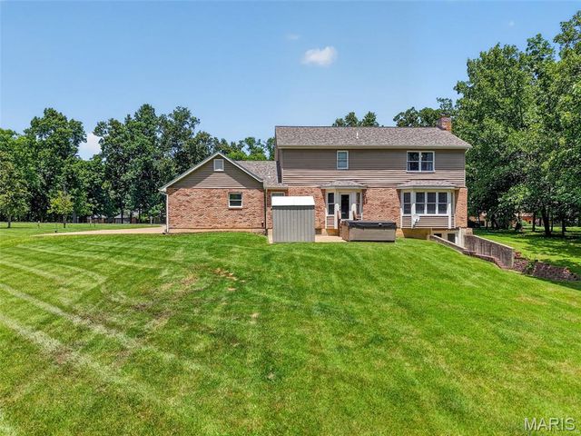 10 Woodleaf Court, St Paul, MO 63366