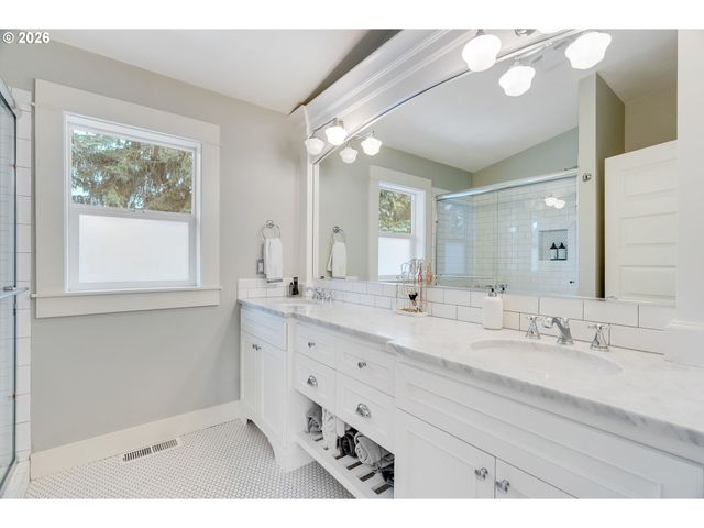 2534 Se 32ND Ave, Portland, OR 97202