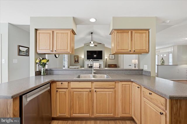 24 CREIGHTON CT, Martinsburg, WV 25404