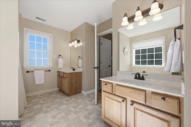 24 CREIGHTON CT, Martinsburg, WV 25404