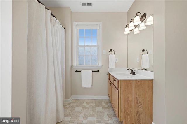 24 CREIGHTON CT, Martinsburg, WV 25404