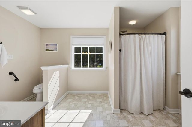 24 CREIGHTON CT, Martinsburg, WV 25404