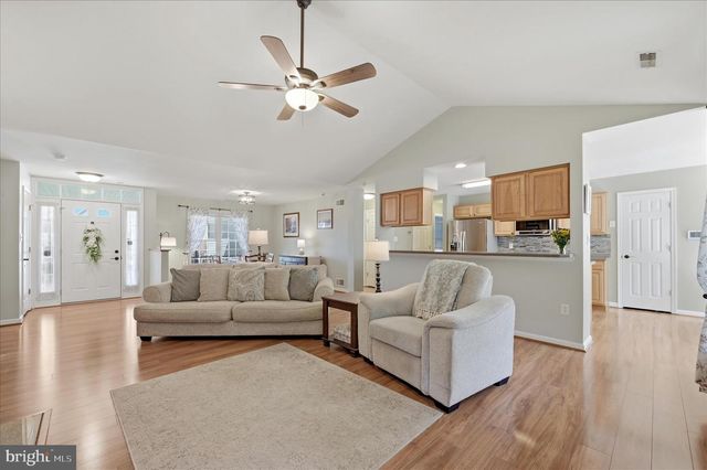 24 CREIGHTON CT, Martinsburg, WV 25404