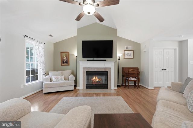 24 CREIGHTON CT, Martinsburg, WV 25404
