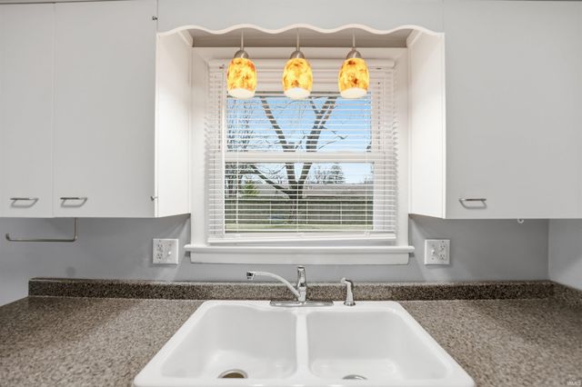 940 Hollyhill Drive, Fort Wayne, IN 46819