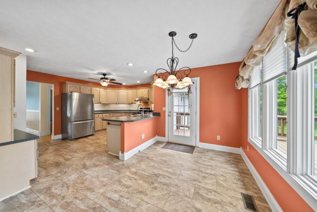 222 Amherst Ln, Crossville, TN 38558