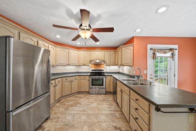 222 Amherst Ln, Crossville, TN 38558