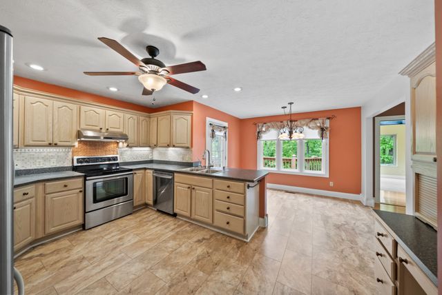 222 Amherst Ln, Crossville, TN 38558