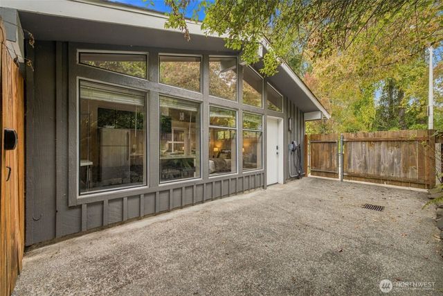 3860 NE 41st Street, Seattle, WA 98105