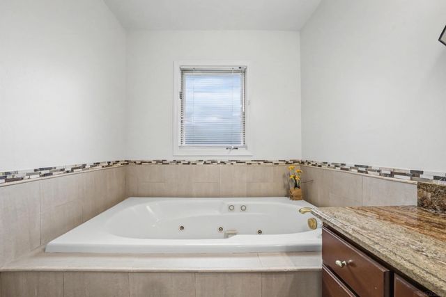 47310 Beacon Square Drive, Macomb, MI 48044