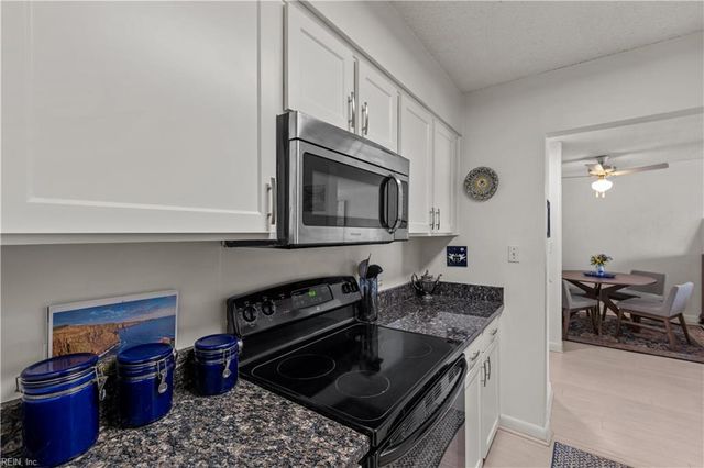 3288 Page Ave Apt 909, Virginia Beach, VA 23451