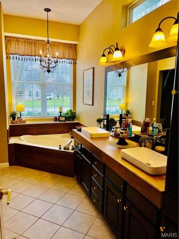 305 Kingsbury Court, Highland, IL 62249