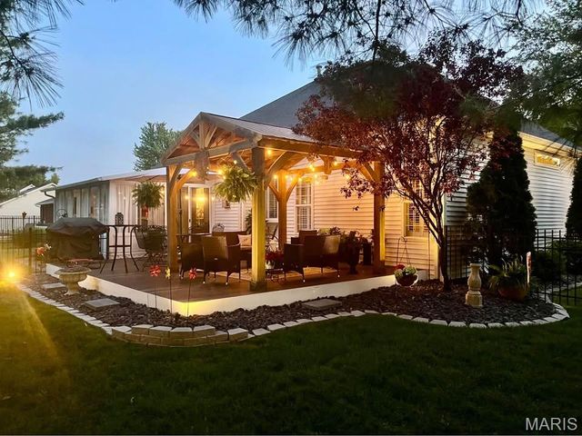 305 Kingsbury Court, Highland, IL 62249