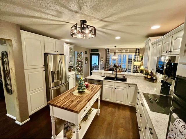 305 Kingsbury Court, Highland, IL 62249