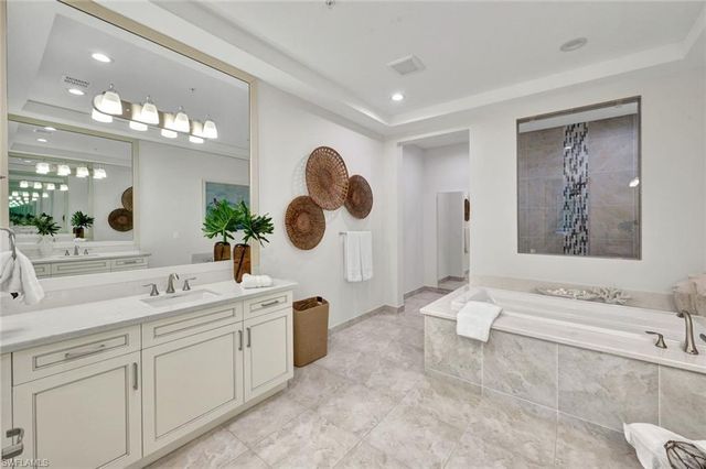 2534 Windward CT 15-101, Naples, FL 34112