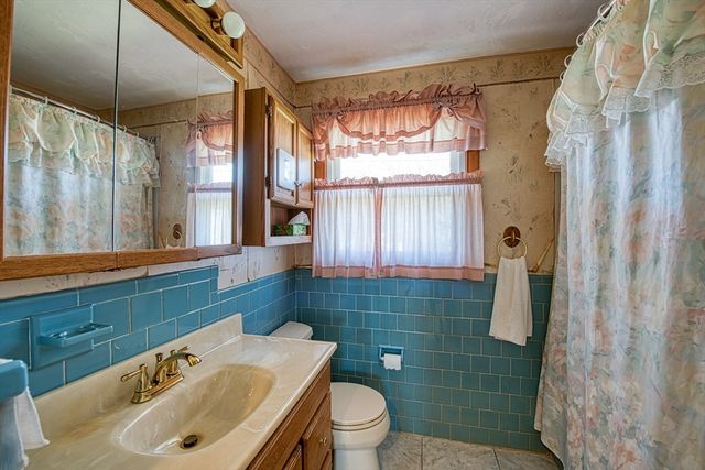 8 Braintree Ave, Brockton, MA 02302