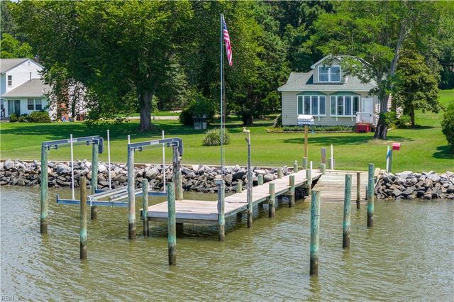 5084 Weaver LN, Gloucester, VA 23061